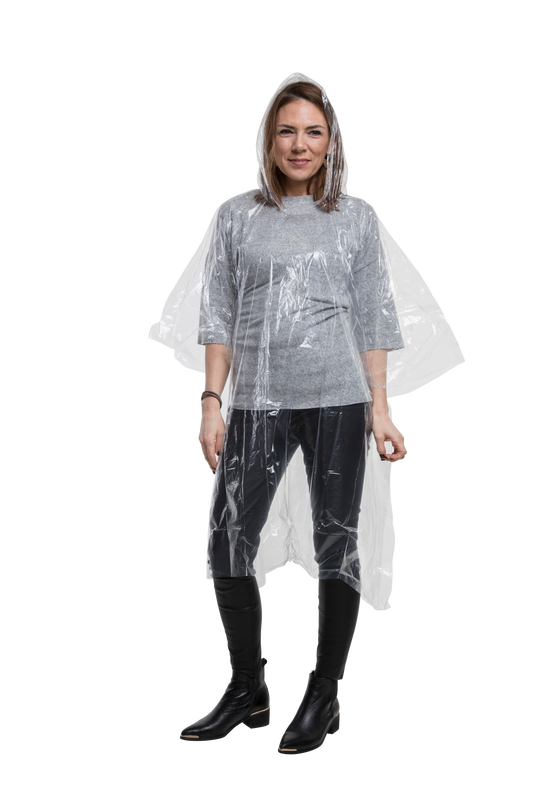 Frau trägt weißen transparenten Einweg-Regenponcho mit Kapuze – wasserdicht, leicht, ideal für Festivals und Veranstaltungen