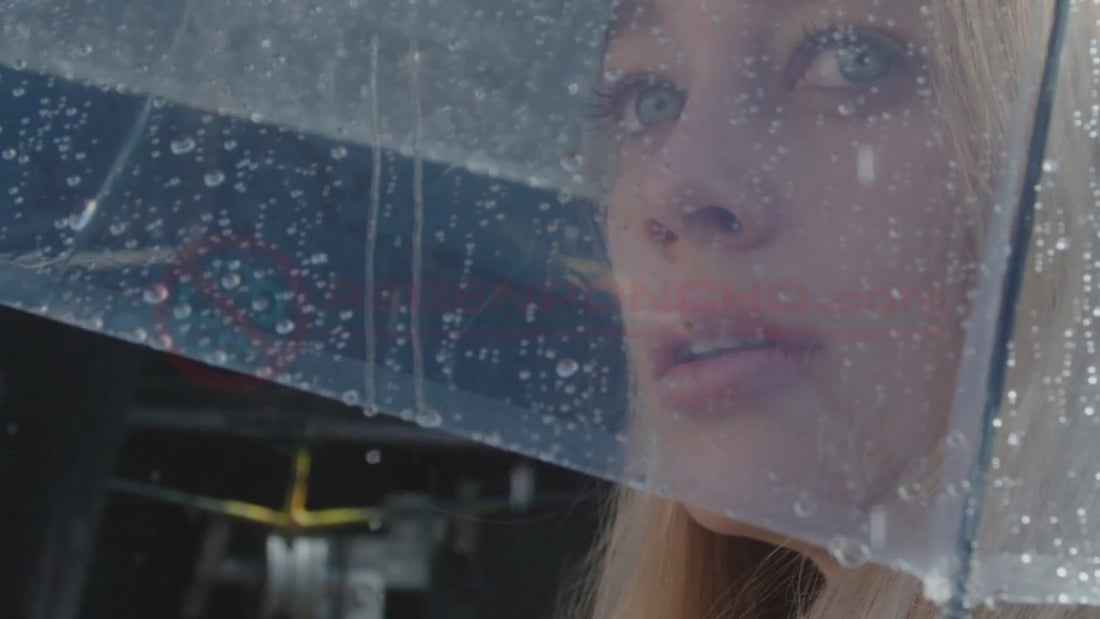 Frau unter einem transparenten Regenponcho bei Regen – Produktvideo von Regenponcho.com