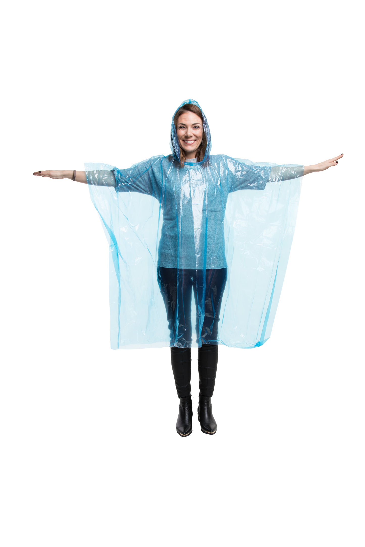 Frau im blauen transparenten Einweg-Regenponcho mit Kapuze – ausgebreitete Arme, leicht & wasserdicht, perfekt für Veranstaltungen und Festivals