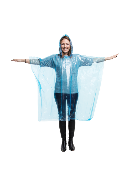 Frau im blauen transparenten Einweg-Regenponcho mit Kapuze – ausgebreitete Arme, leicht & wasserdicht, perfekt für Veranstaltungen und Festivals