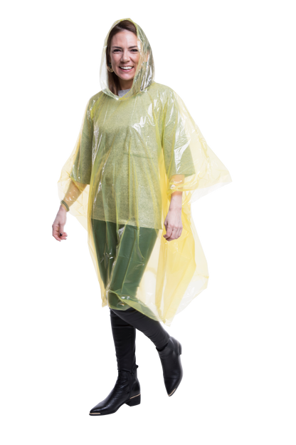 Frau im gelben transparenten Einweg-Regenponcho mit Kapuze – leicht, reißfest und ideal für Festivals, Städte und Veranstaltungen