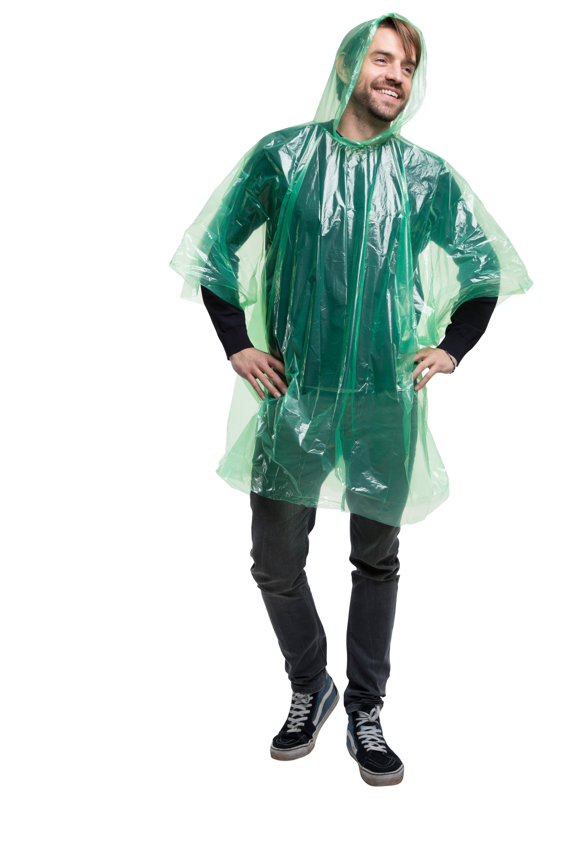 Mann im grünen transparenten Einweg-Regenponcho mit Kapuze – wasserdicht, leicht, ideal für Festivals, Events und unterwegs