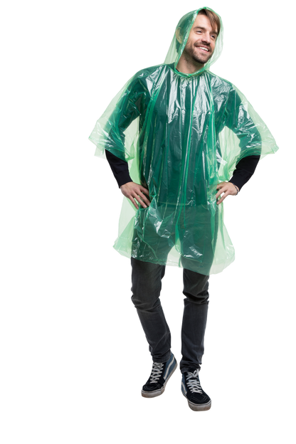 Mann im grünen transparenten Einweg-Regenponcho mit Kapuze – wasserdicht, leicht, ideal für Festivals, Events und unterwegs