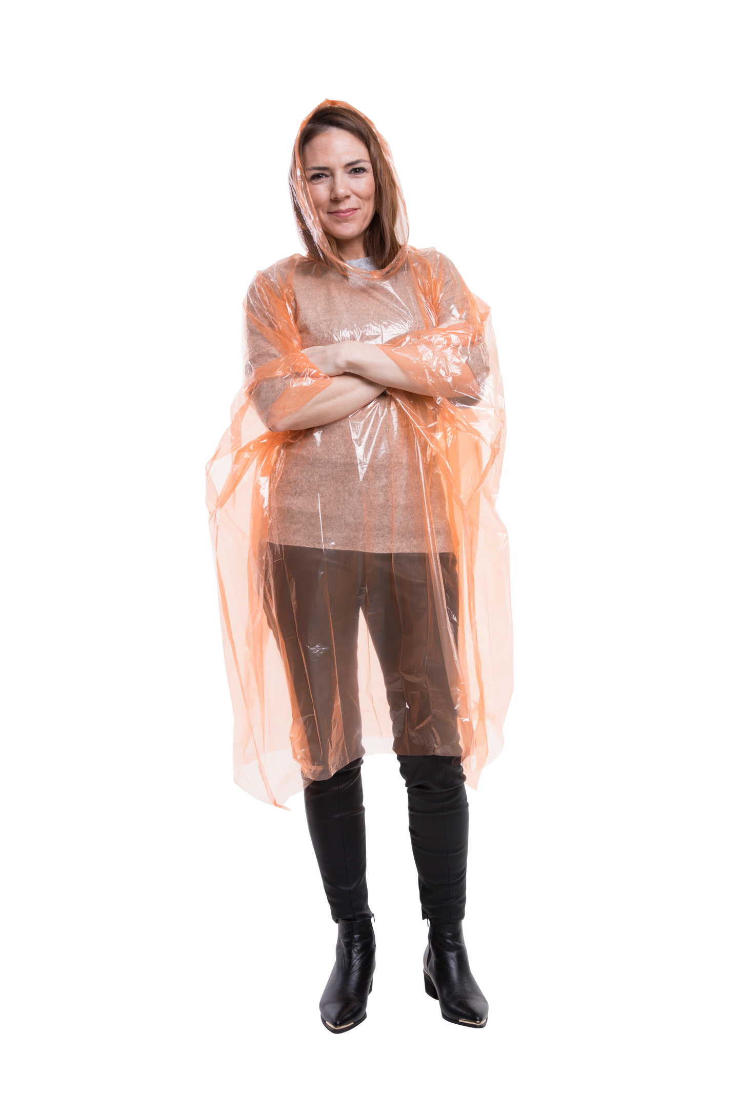 Frau im orangefarbenen transparenten Einweg-Regenponcho mit Kapuze – wetterfester Schutz für Events, Festivals und unterwegs