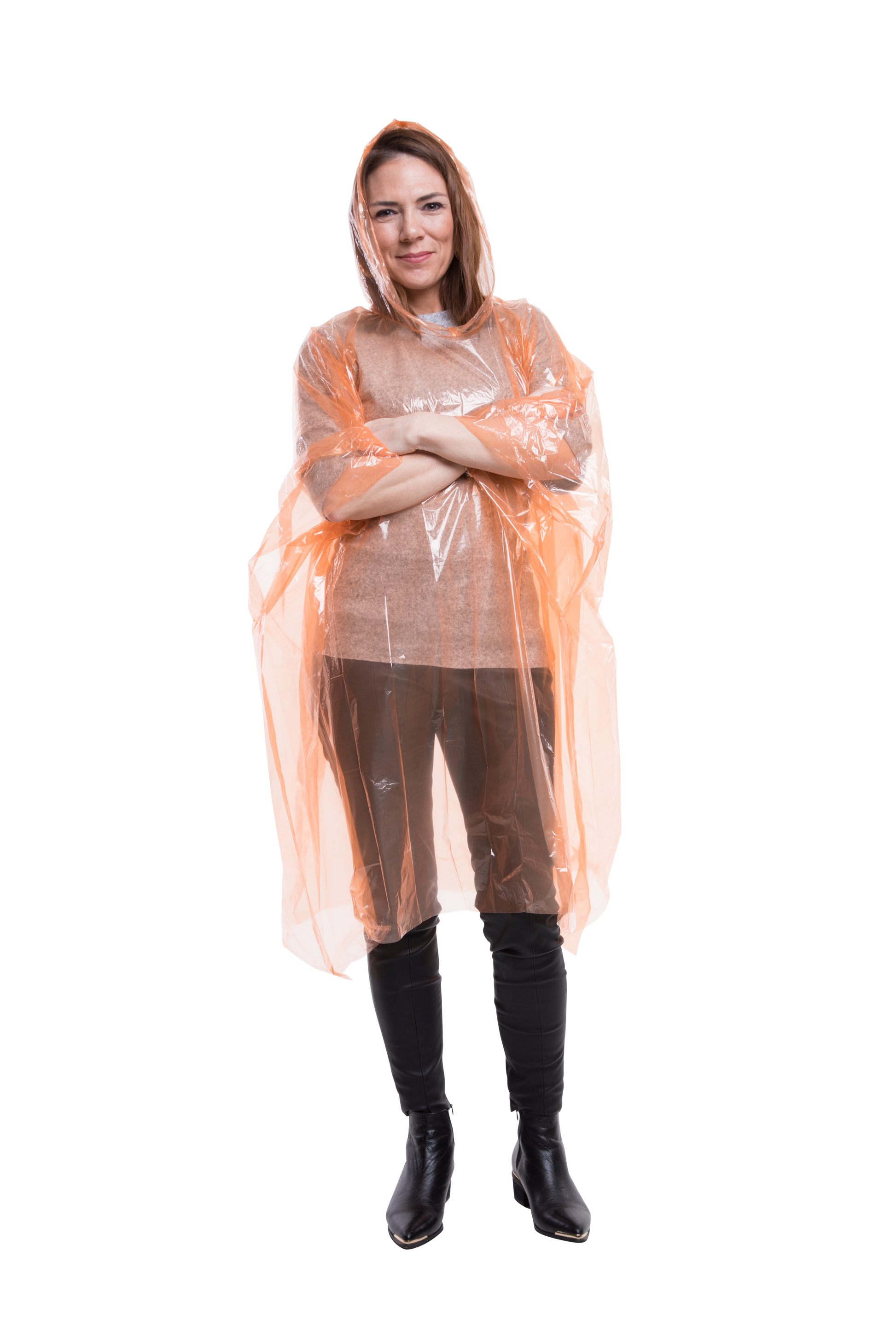 Frau im orangefarbenen transparenten Einweg-Regenponcho mit Kapuze – wetterfester Schutz für Events, Festivals und unterwegs