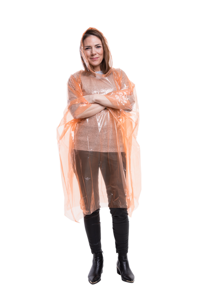 Frau im orangefarbenen transparenten Einweg-Regenponcho mit Kapuze – wetterfester Schutz für Events, Festivals und unterwegs