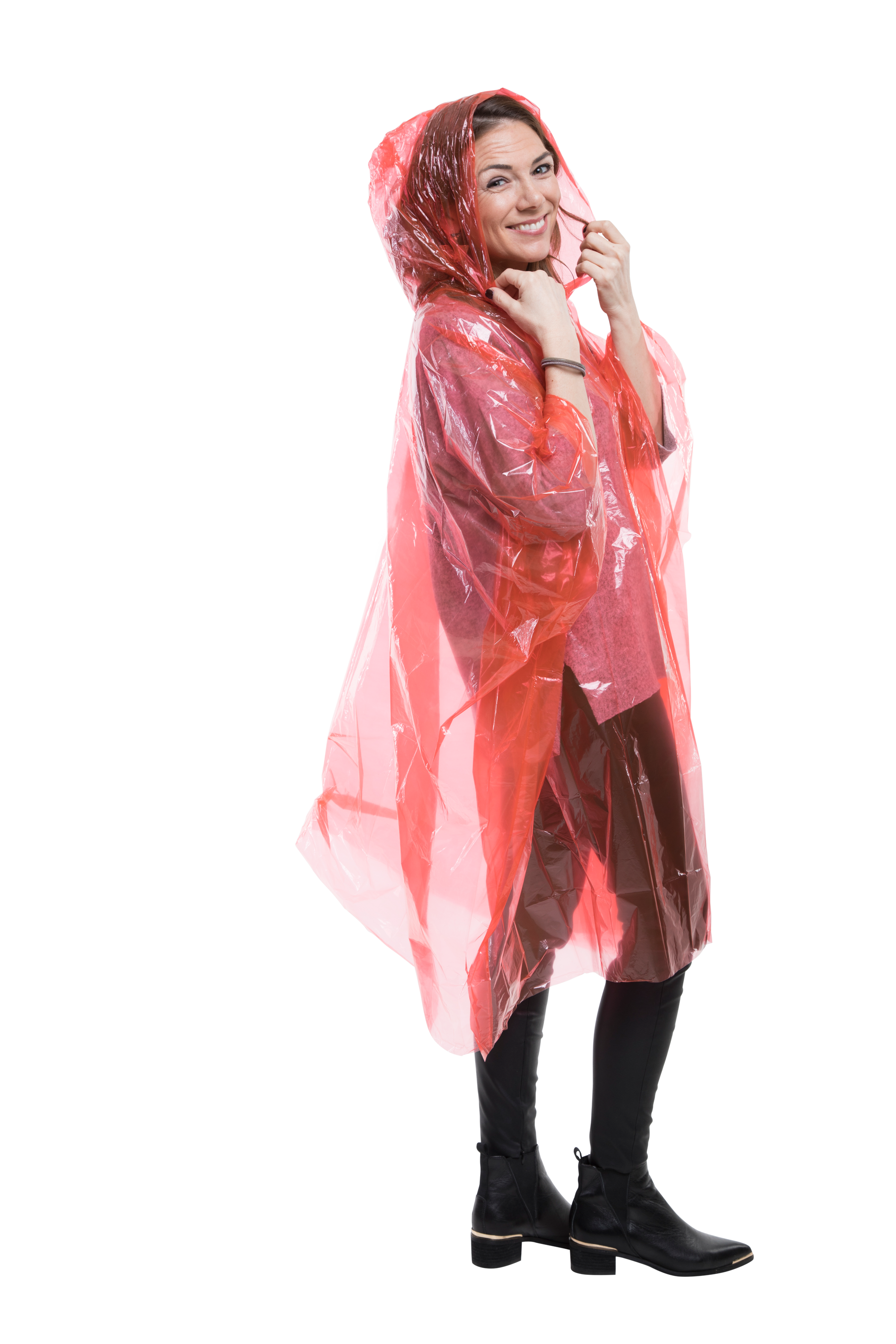 Frau im roten transparenten Einweg-Regenponcho mit Kapuze – wetterfest, kompakt und ideal für Veranstaltungen, Festivals und Notfälle