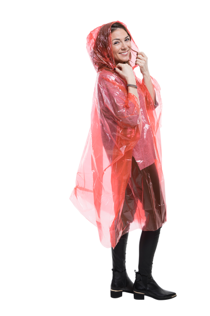 Frau im roten transparenten Einweg-Regenponcho mit Kapuze – wetterfest, kompakt und ideal für Veranstaltungen, Festivals und Notfälle