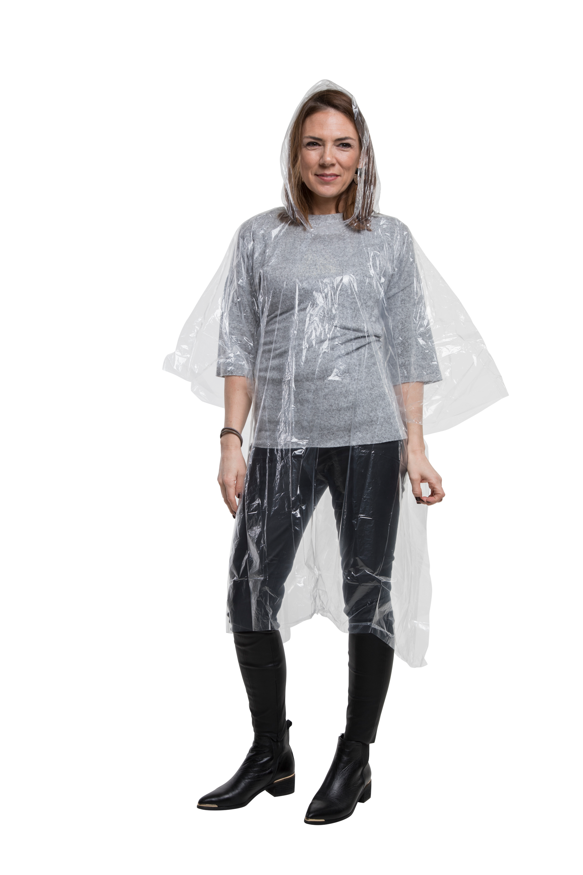 Frau trägt weißen transparenten Einweg-Regenponcho mit Kapuze – wasserdicht, leicht, ideal für Festivals und Veranstaltungen